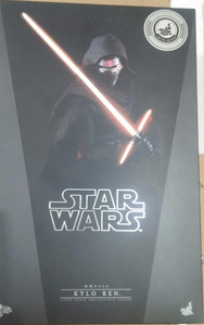 Hot Toys  STAR WARS: THE FORCE AWAKENS 1/6 KYLO REN - MMS320